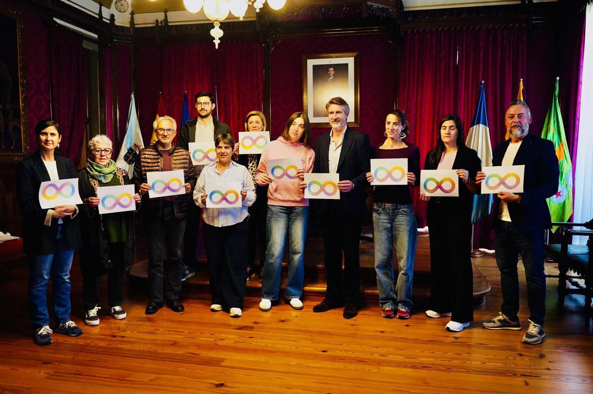 Autoridades y miembros de BATA durante el acto de Vilagarcía.
