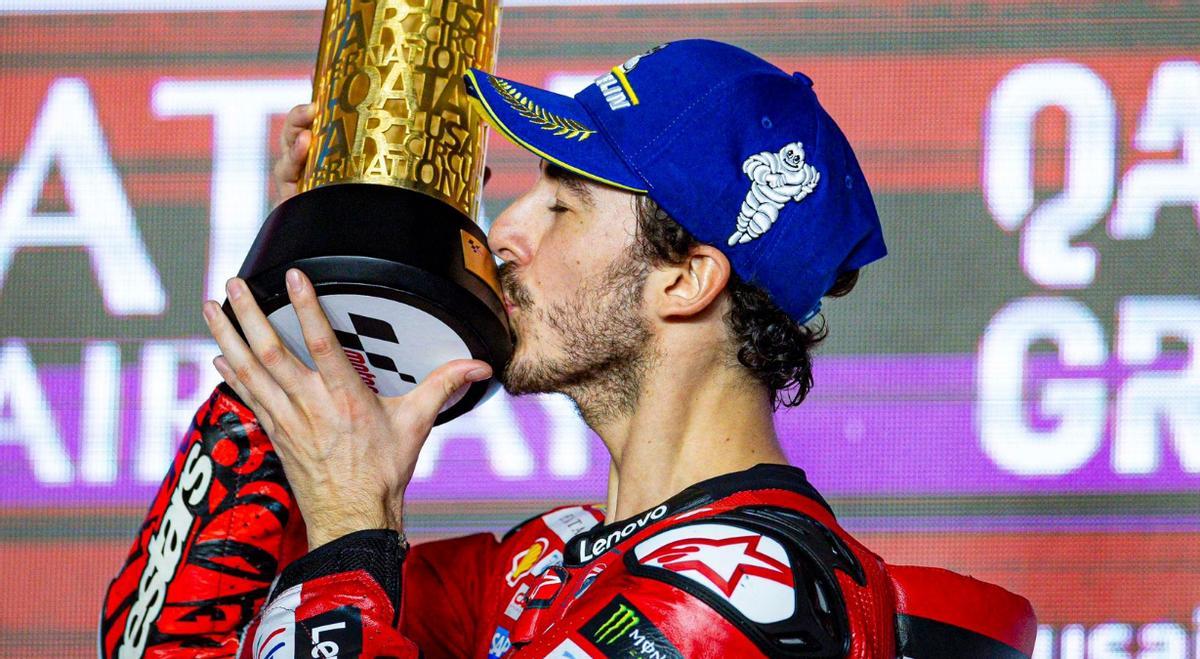 Bagnaia besa el trofeo en Qatar