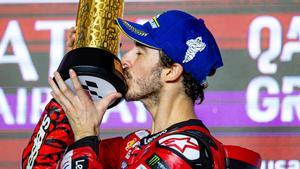 Bagnaia besa el trofeo en Qatar