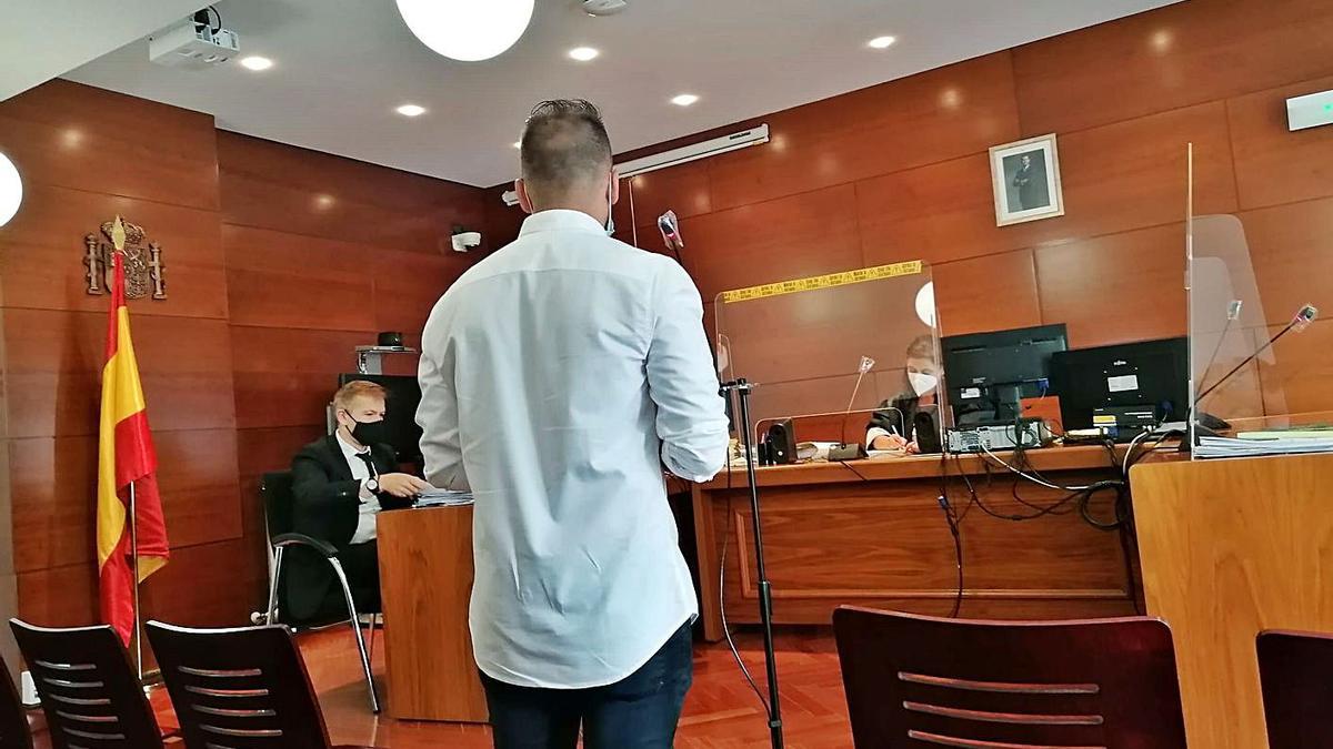 El imputado testifica en el Juzgado de lo Penal.