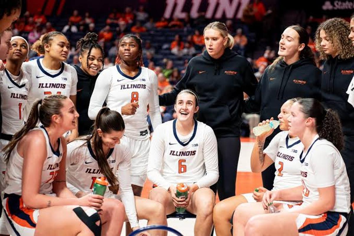 Rodeada de sus compañeras de equipo, uno de los mejores 32 equipos universitarios de Estados Unidos esta temporada.