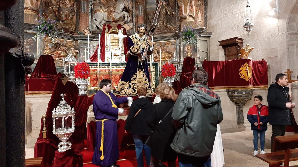 Devotos ante la imagen de Jesús Nazareno, ayer.