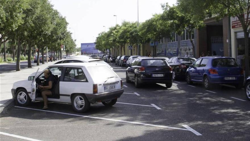 La Policía Local de Badajoz habilitará mil nuevas plazas de aparcamiento para reducir la doble fila