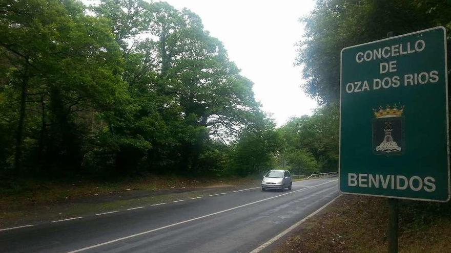 Cartel a la salida de Betanzos que da aún la bienvenida al extinto municipio de Oza dos Ríos.