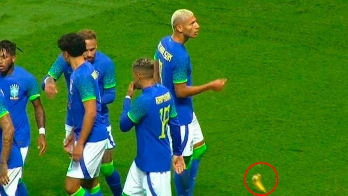 Le tiran un plátano a Richarlison