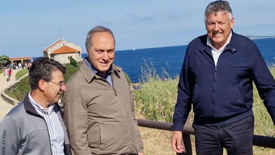 Deza, Reguera y Martín, ayer en A Lanzada.