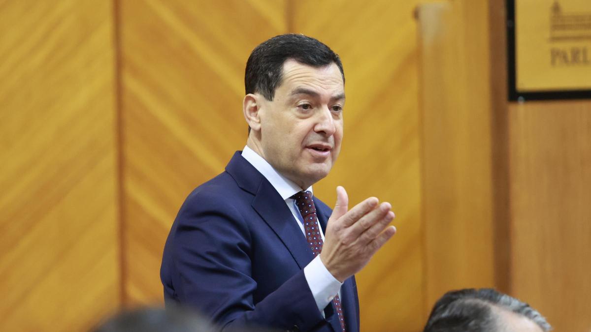 El presidente de la Junta, Juanma Moreno, interviene en el Parlamento de Andalucía.