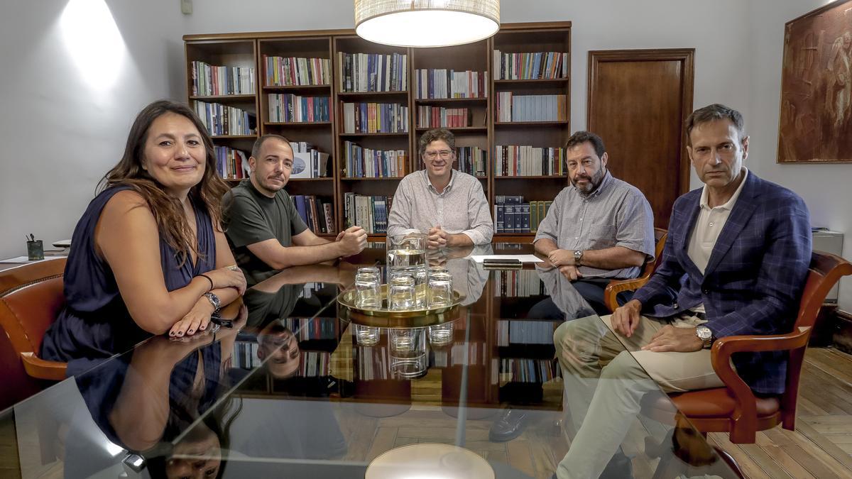 Jaume Ripoll, Jaume Bauzà y otros asistentes en la reunión.