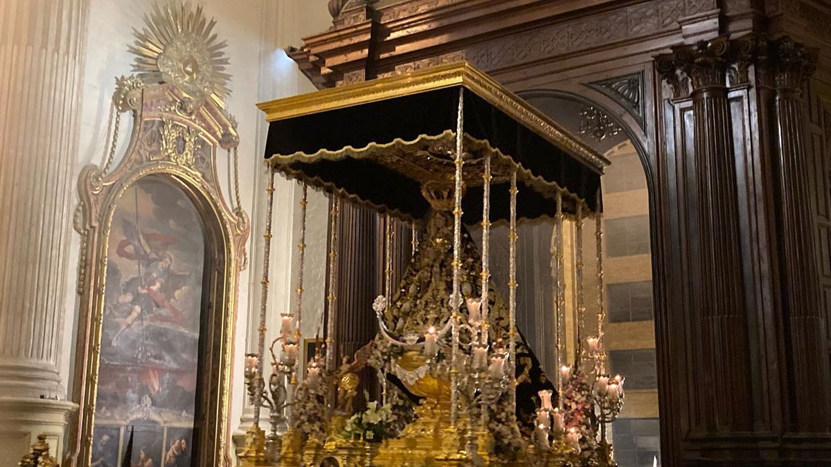 Dolores del Puente, a su paso por el interior de la Catedral