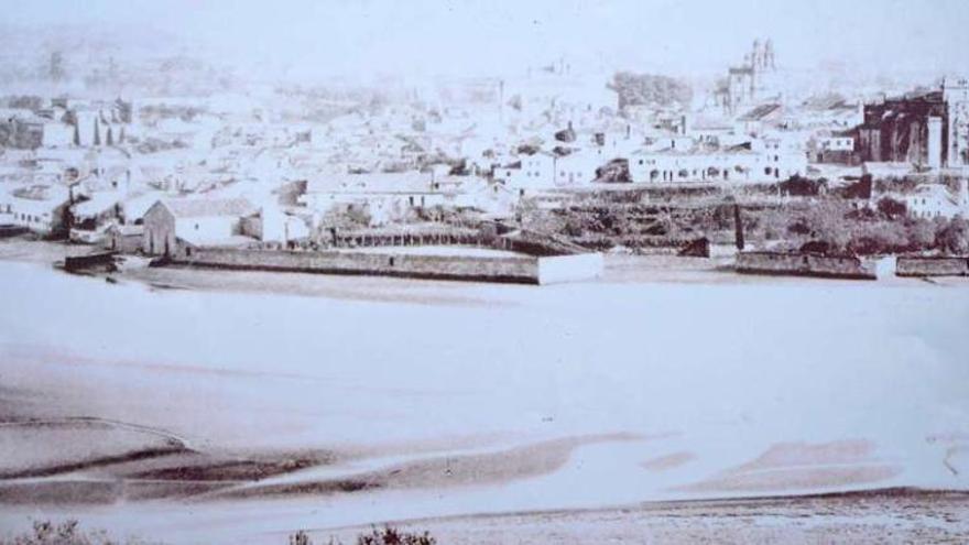 La ribera del Lérez, vista desde Poio, antes de la construcción del primer malecón, que concluyó en 1905, con las fincas y muelles lindando con el agua.