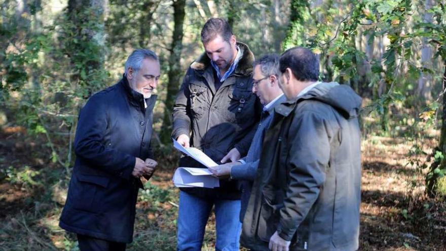 Cores Tourís, López y Pérez Dubois, ayer, en Codeseda con personal de la Xunta y del Seaga. // Bernabé