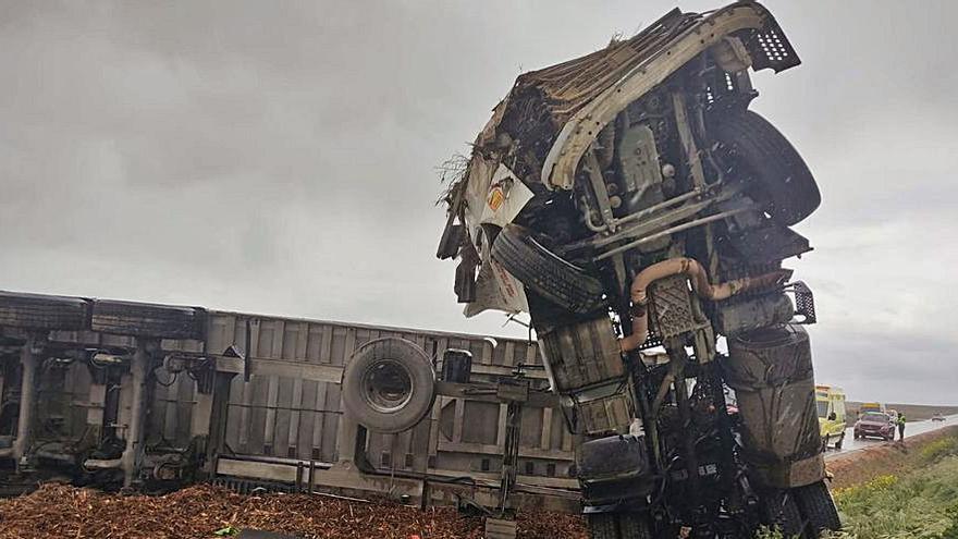 El vehículo, tras sufrir el accidente en la carretera ZA-705. | Bomberos Toro