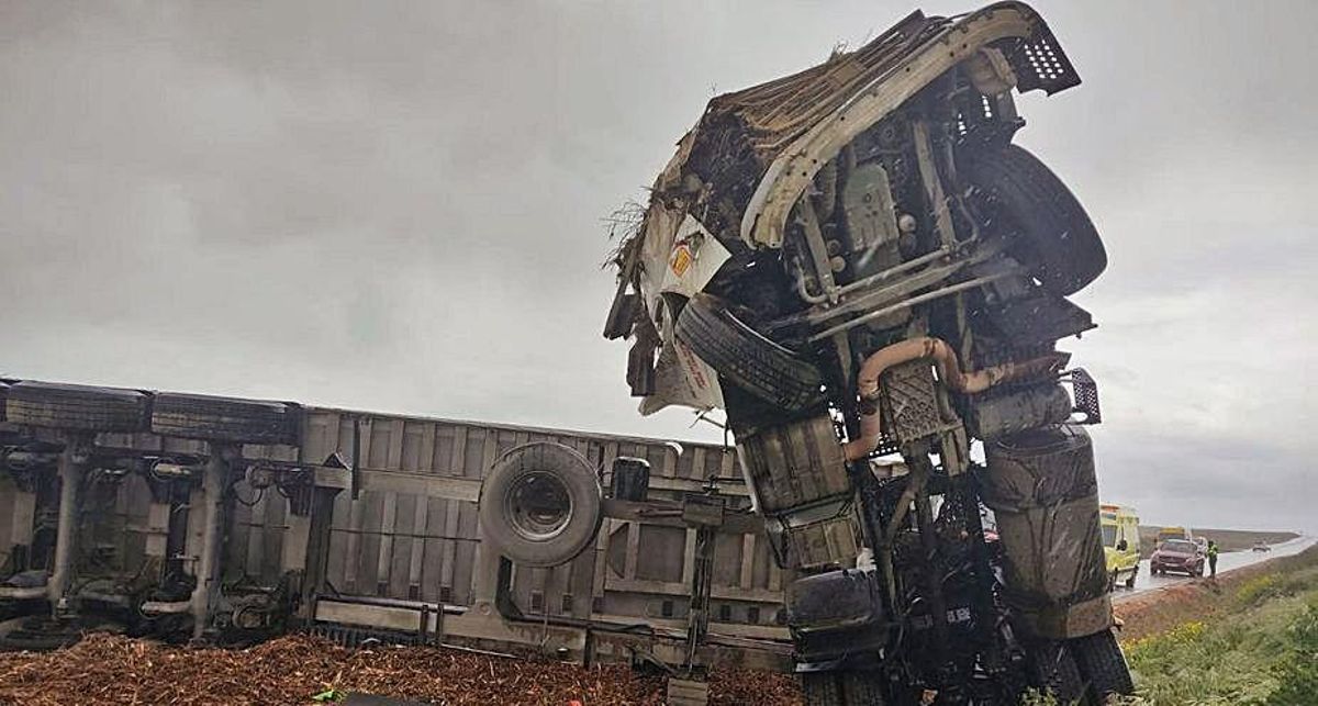 El vehículo, tras sufrir el accidente en la carretera ZA-705. | Bomberos Toro