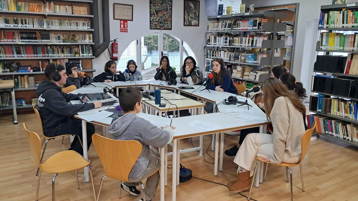 Laura Álvarez con los alumnos del IES Fleming y del CP Gesta durante la entrevista.