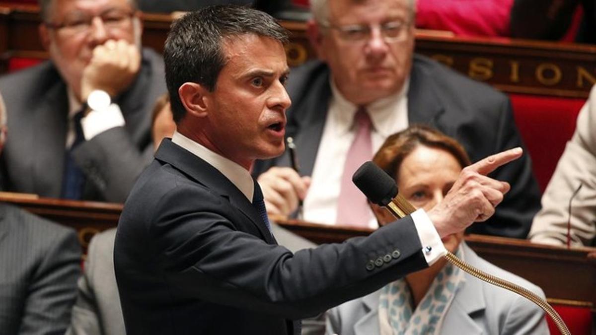 Valls responde a las preguntas de los diputados en la Asamblea Nacional, este martes, en París.