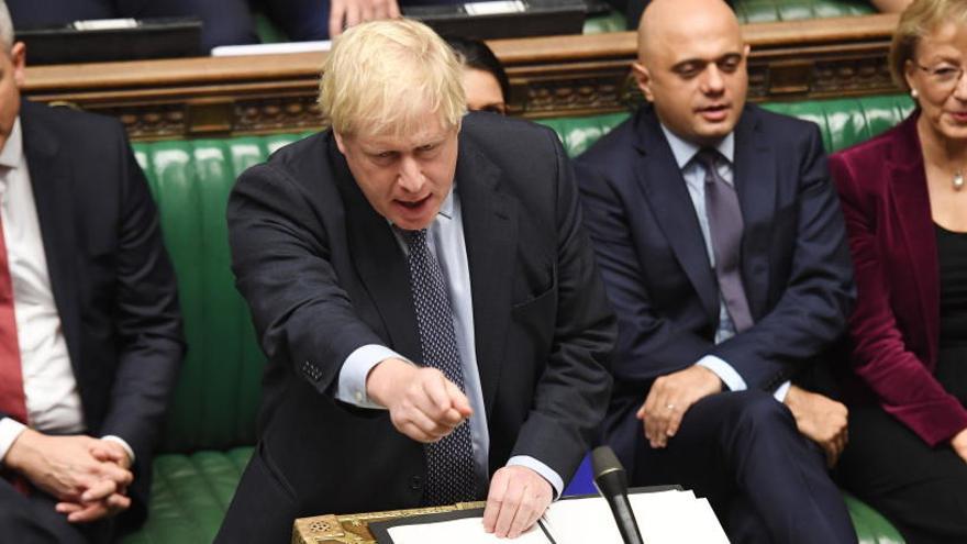 Boris Johnson gesticula en el Parlamento británico.