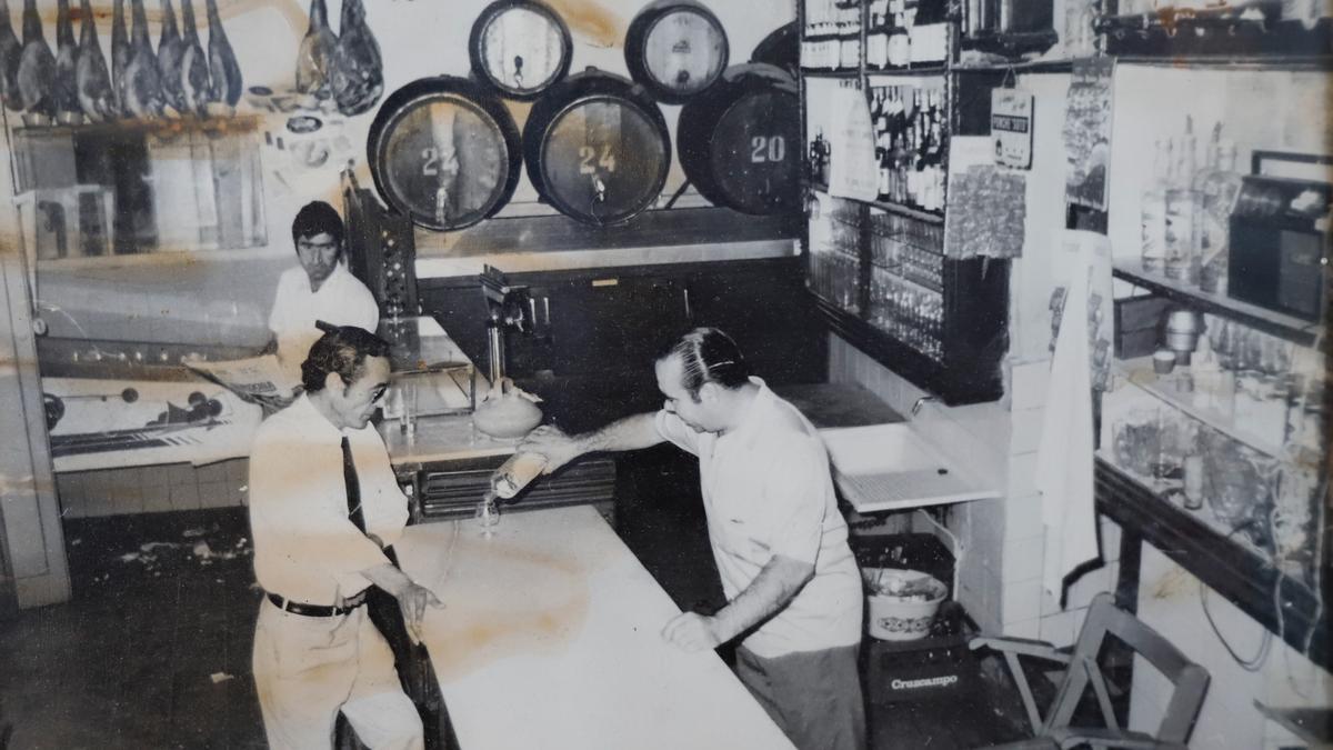 Imagen antigua del Bar Santa Marina, con el dueño de entonces, Rafael Martínez, sirviendo una copa.