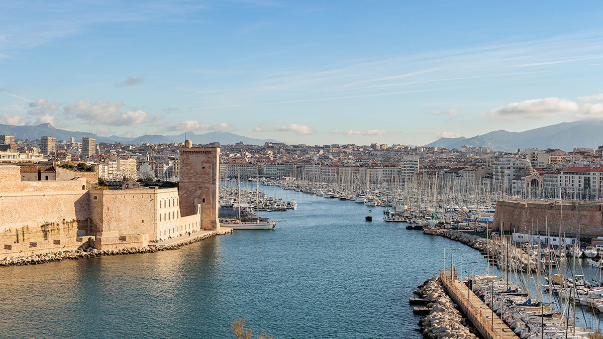 El Puerto Viejo, corazón marítimo de Marsella, reúne cada mañana a pescadores y paseantes