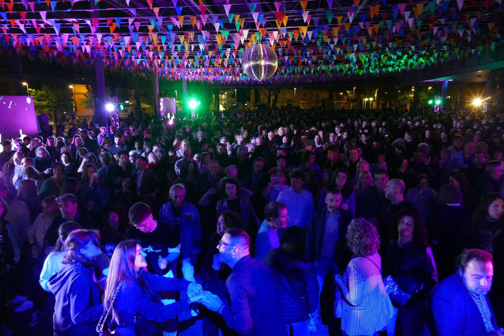 La plaça Catalunya de Figueres és converteix en una discoteca amb la Festa Charly