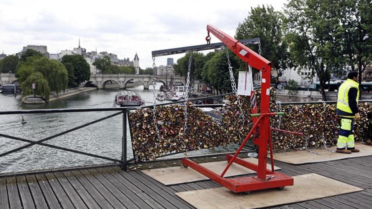 Retirada de los candados del puente de las Artes en París (1)