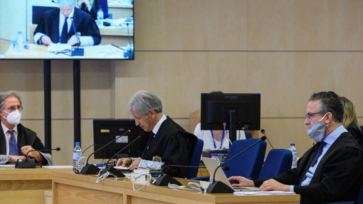 Desde la izq. , Juan Francisco Martel, Juan Pavía y Joaquín Burkhalter, durante el juicio. FERNANDO VILLAR