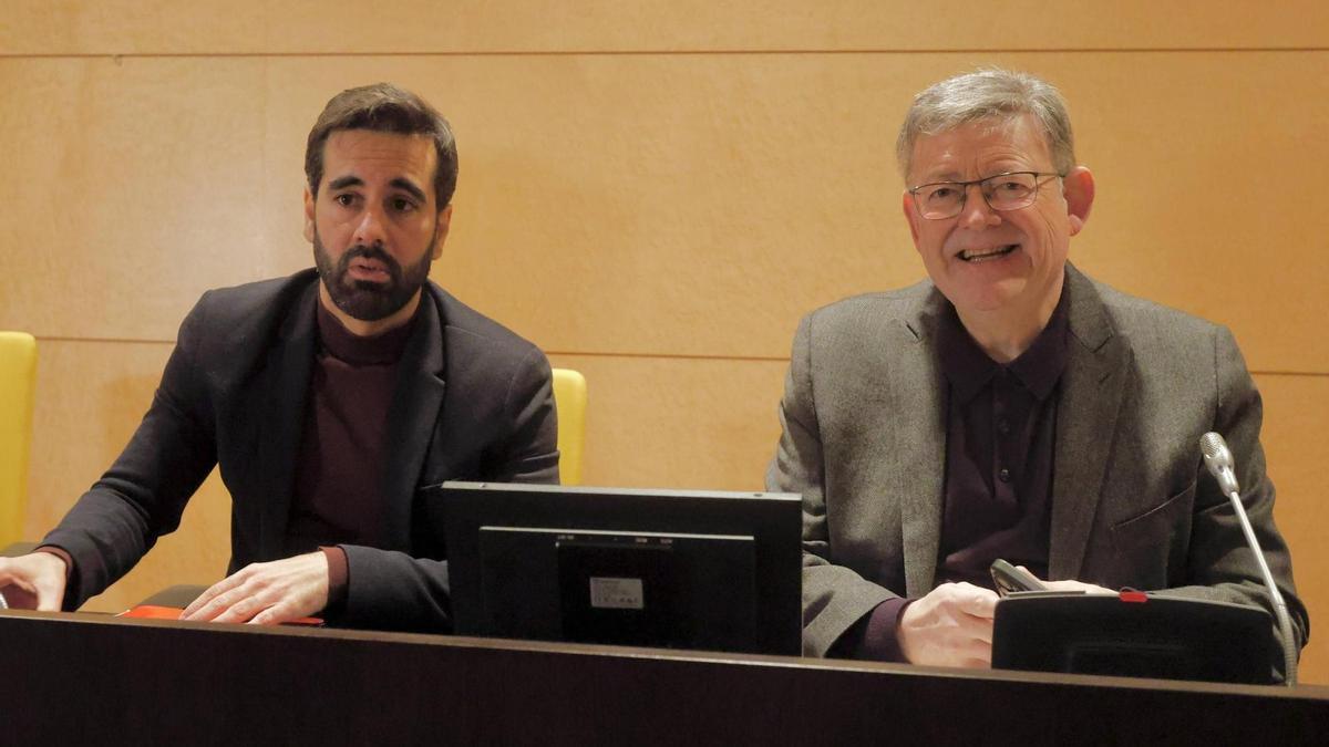 El síndic del PSPV, José Muñoz, y el líder del partido, Ximo Puig, presiden una reunión del grupo en Les Corts.