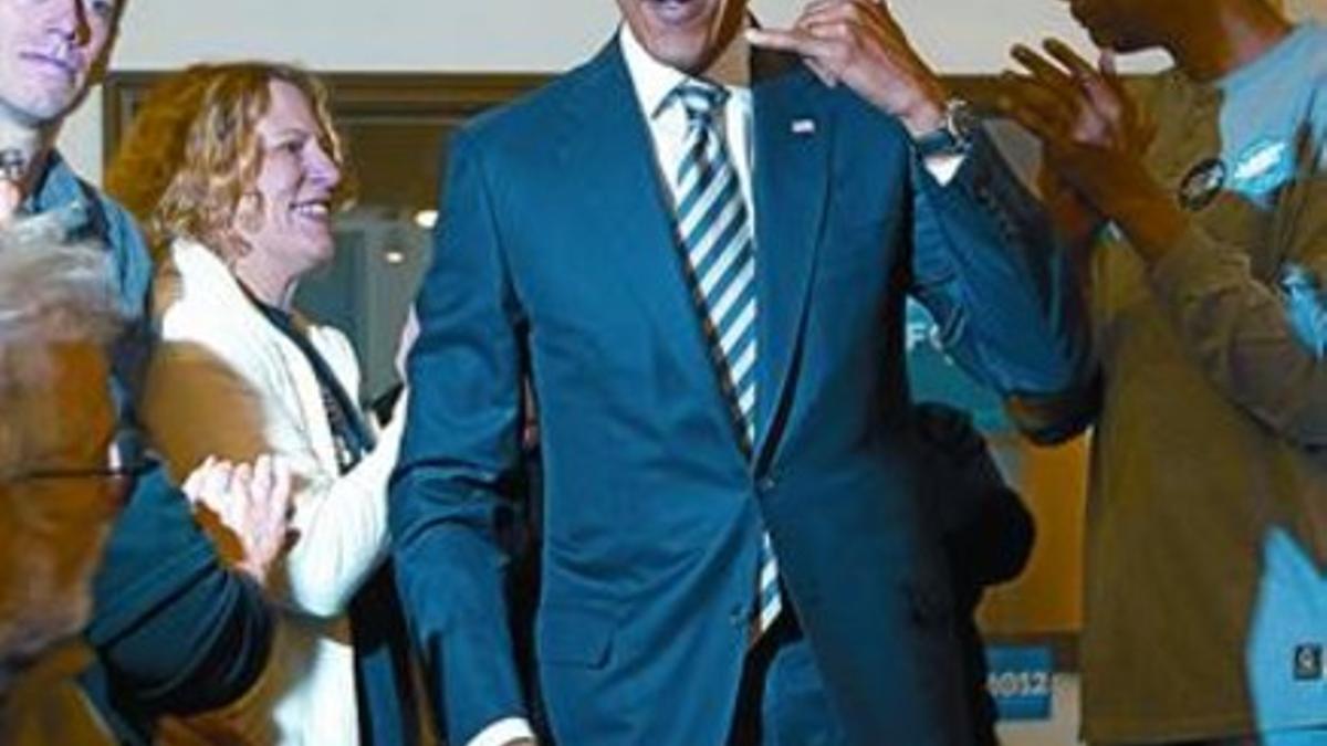 Obama con los voluntarios de su campaña, ayer en Chicago.