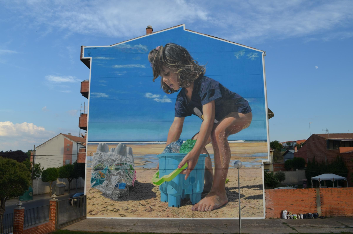 Grafiti 'Castillos de plástico', de Da2, en La Bañeza (León) Finalista