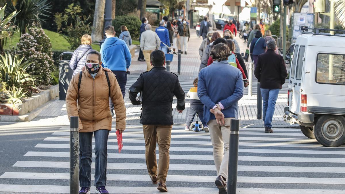 Ciudadanos por el paseo de Cánovas en una foto de archivo.