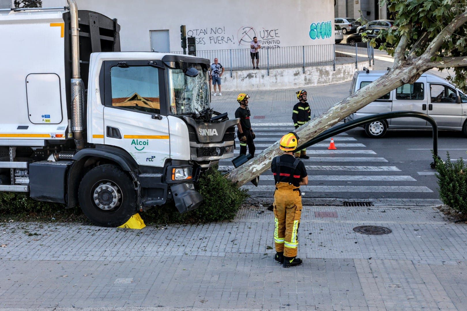 Un camión derriba un semáforo y un árbol en la calle València de Alcoy