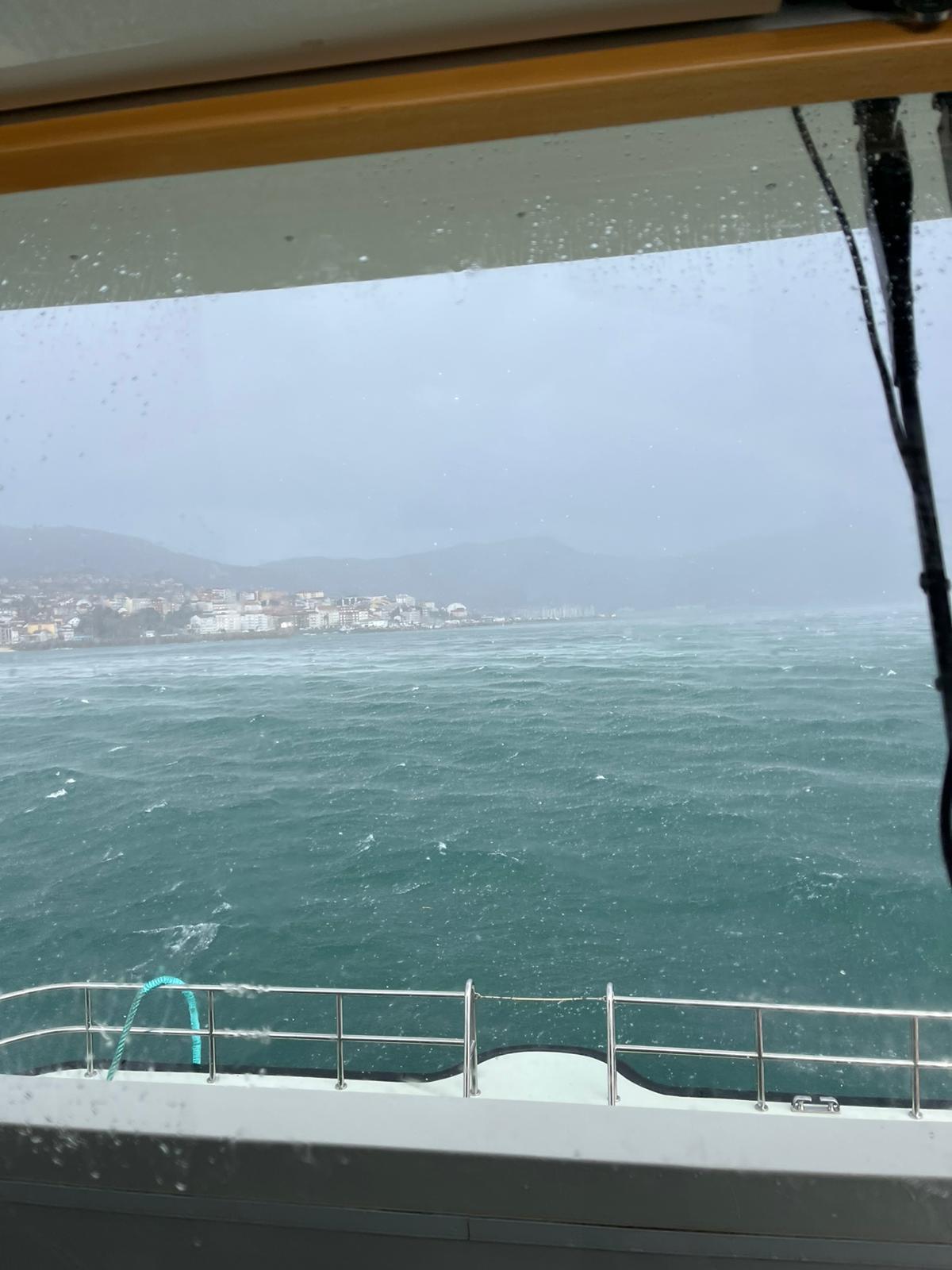 El barco de Nabia cruzando hoy  la ría entre Moaña y Vigo.