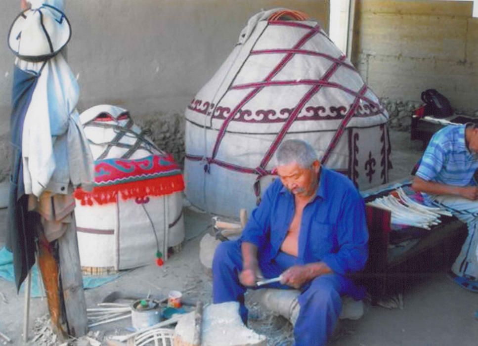 Varios países - Conocimientos y tecnicas tradicionales vinculados a la fabricacion de yurtas kirguises y kazajas (Kazajstán y Kirguistán)