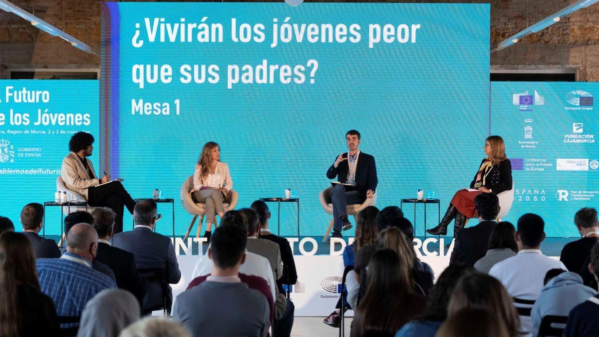 La primera jornada del foro
 sobre jóvenes se celebró ayer
 en Murcia.  marcial guillén/efe