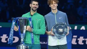 Turin (Italy), 19/11/2023.- Winner Novak Djokovic of Serbia (L) and runner-up Jannik Sinner of Italy (R) pose with their trophies after their singles finals match at the Nitto ATP Finals tennis tournament in Turin, Italy, 19 November 2023. (Tenis, Italia) EFE/EPA/ALESSANDRO DI MARCO
