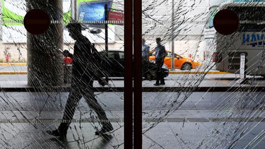 Las huellas del atentado se hacen patentes en el aeropuerto Atatürk