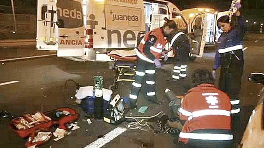 Ambulancias acuden a asistir a las víctimas de un accidente de tráfico en Palma.