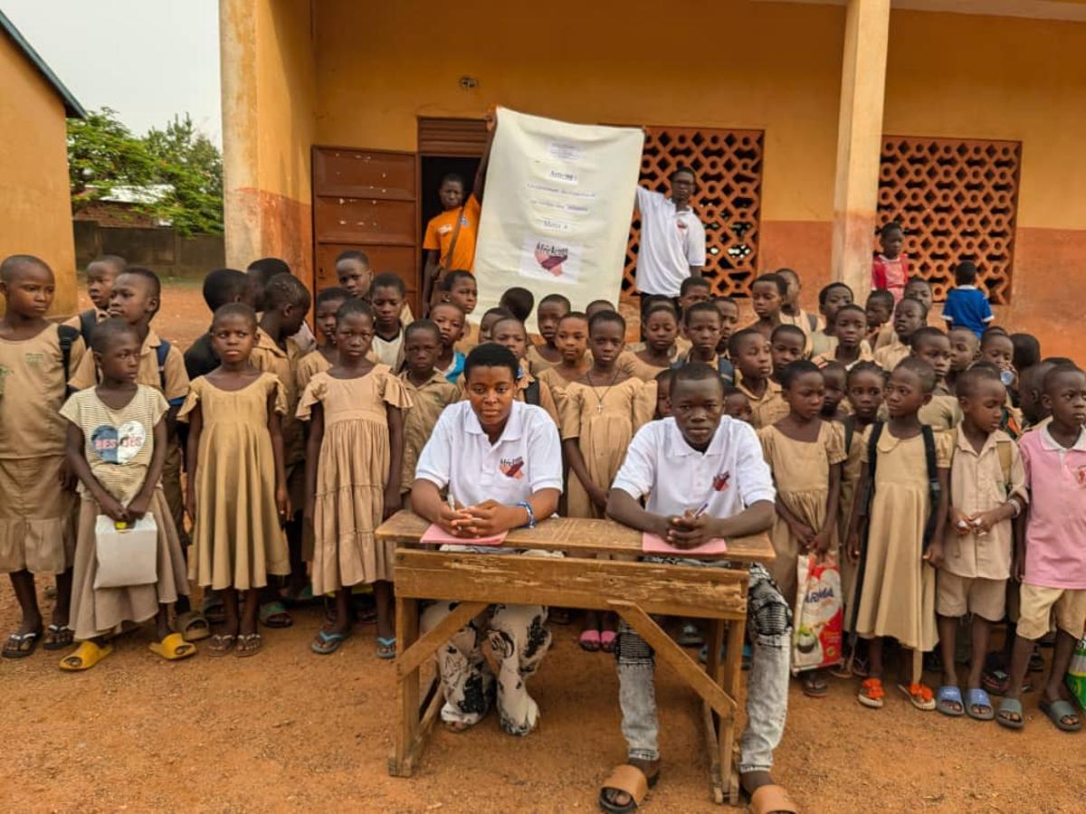 Dos profesores voluntarios realizan la inscripción de niños y niñas, muchos huérfanos.