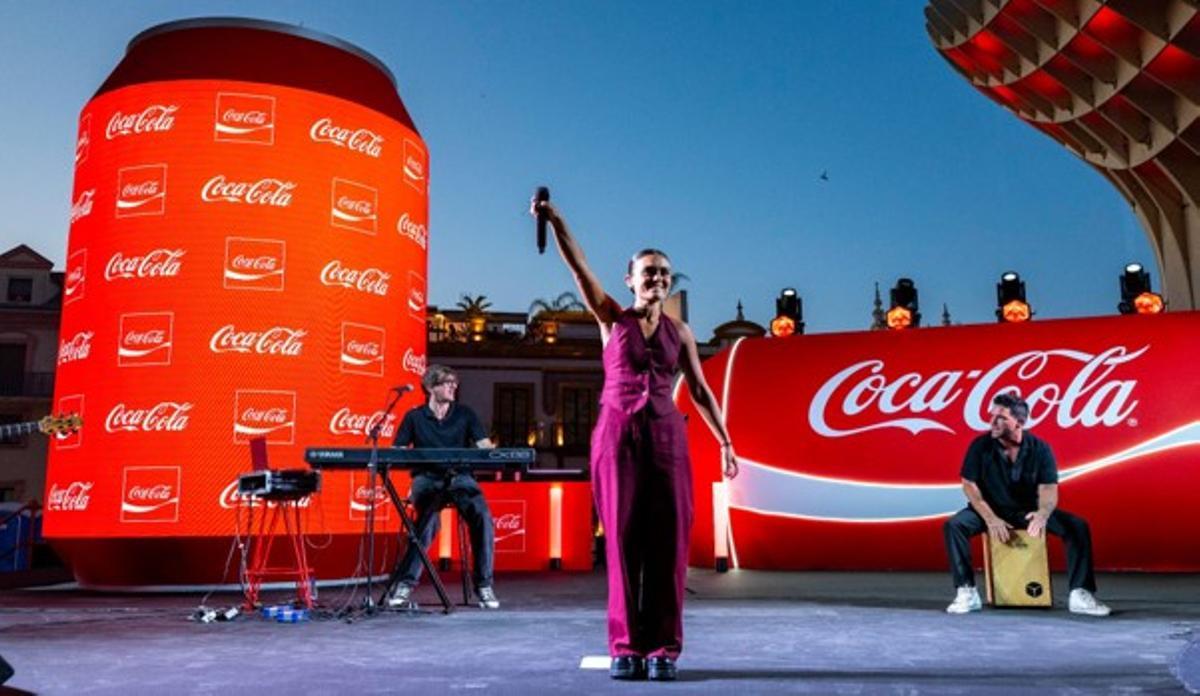 Marta Santos, durante su actuación en Always an Icon, el evento celebrado en Las Setas de Sevilla para presentar la nueva identidad visual de Coca-Cola.