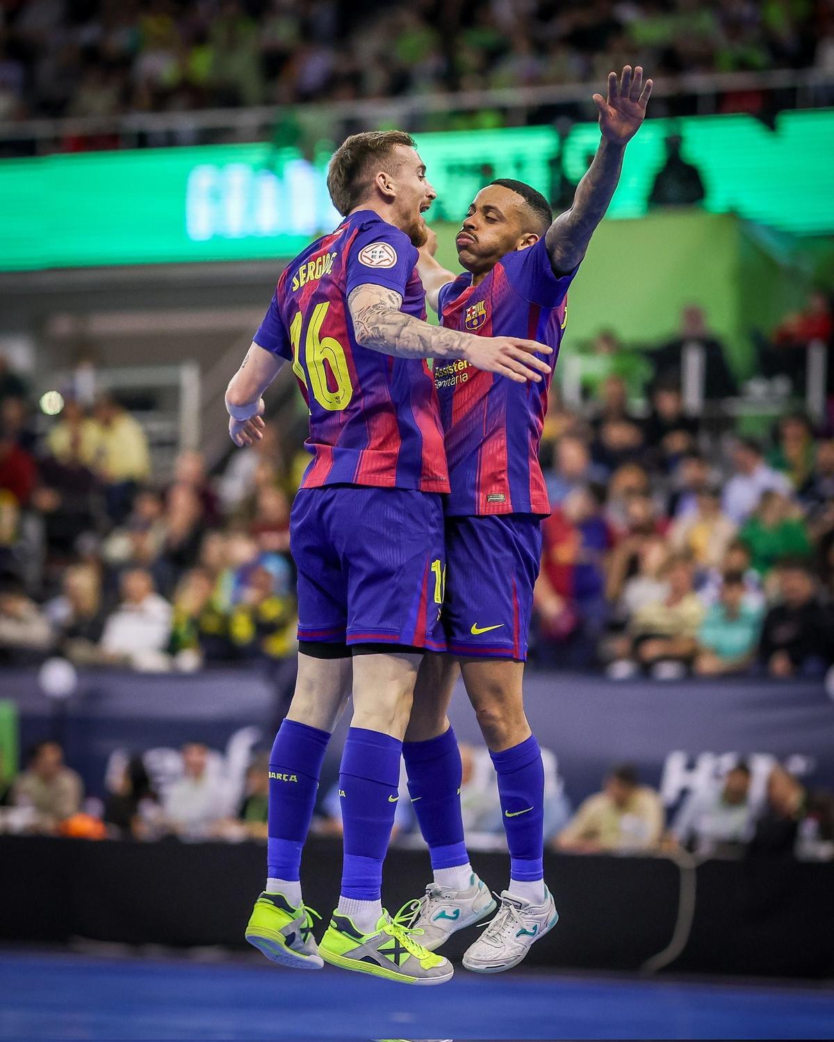 Sergio y Joao Victor celebran un gol del Barça este sábado.