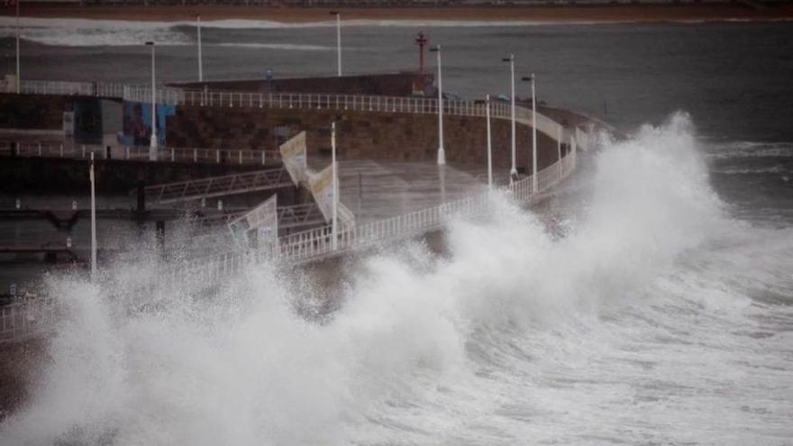 Una gran tormenta con vientos de 120 km/h llega a Asturias desde Galicia