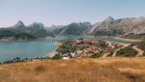 Vista de Riaño desde el mirador de Valcayo.