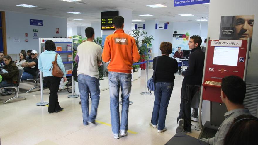 Varias personas hacen cola en la oficina del SEF.