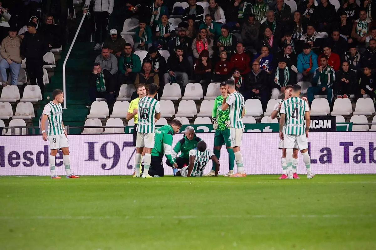 Fomeyem, atendido por los servicios médicos del Córdoba CF en el instante de su lesión.