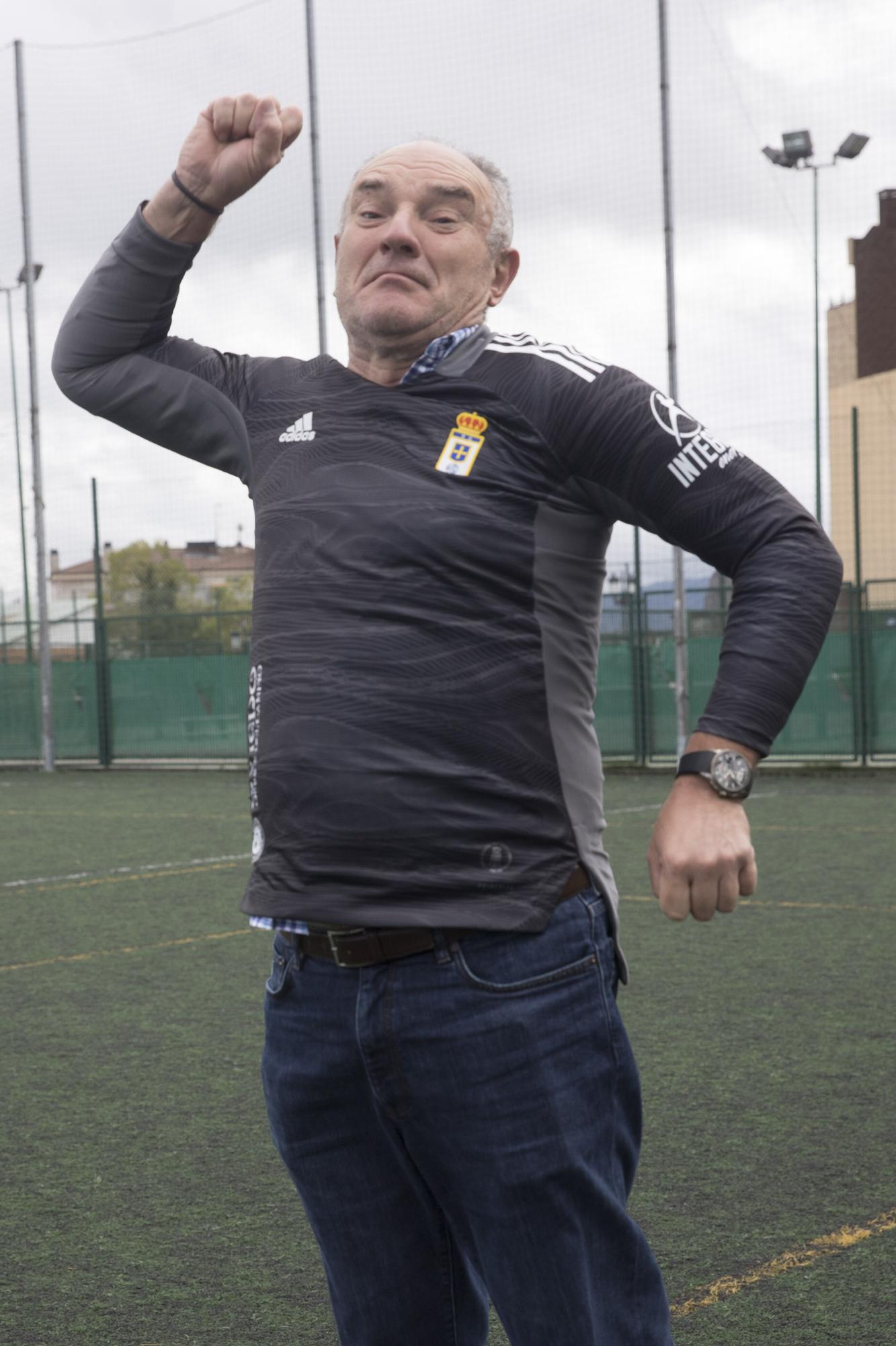 Los aficionados del Oviedo y del Sporting se visten de jugadores para el derbi