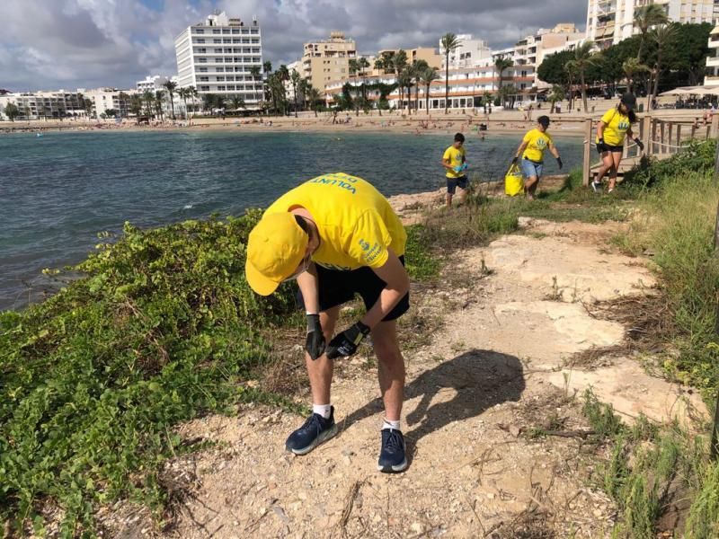 Unos participantes recogen restos de residuos en las rocas.  | J.A.C.