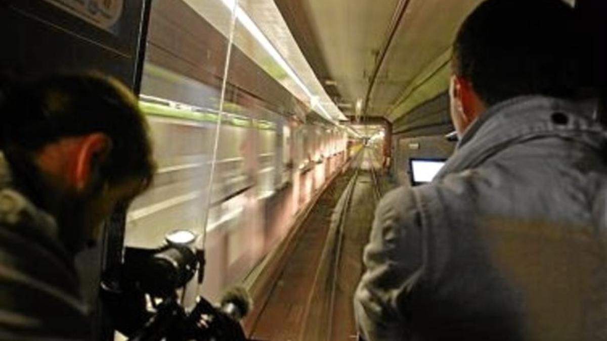 Cabina sin conductor y con fotógrafos de prensa del tren que abrió el servicio automático de la L-11, ayer.
