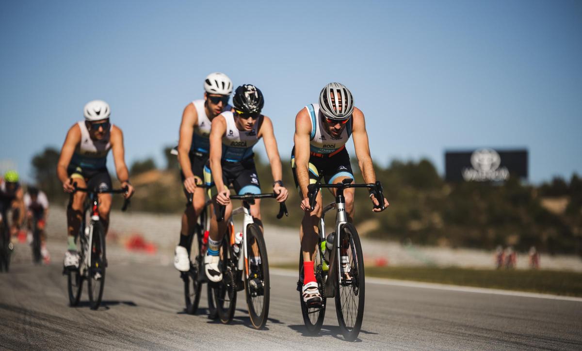 Deportistas del Triatló Ontinyent en la prueba ciclista del Duatló de Cheste.
