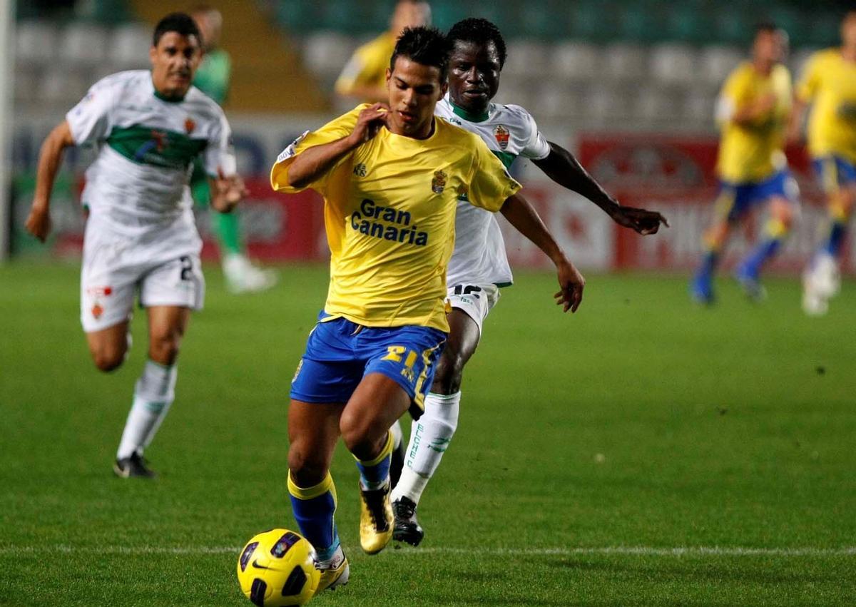 Viera supera a Wakaso, en el Elche-UD Las Palmas en el Martínez Valero de 2010.