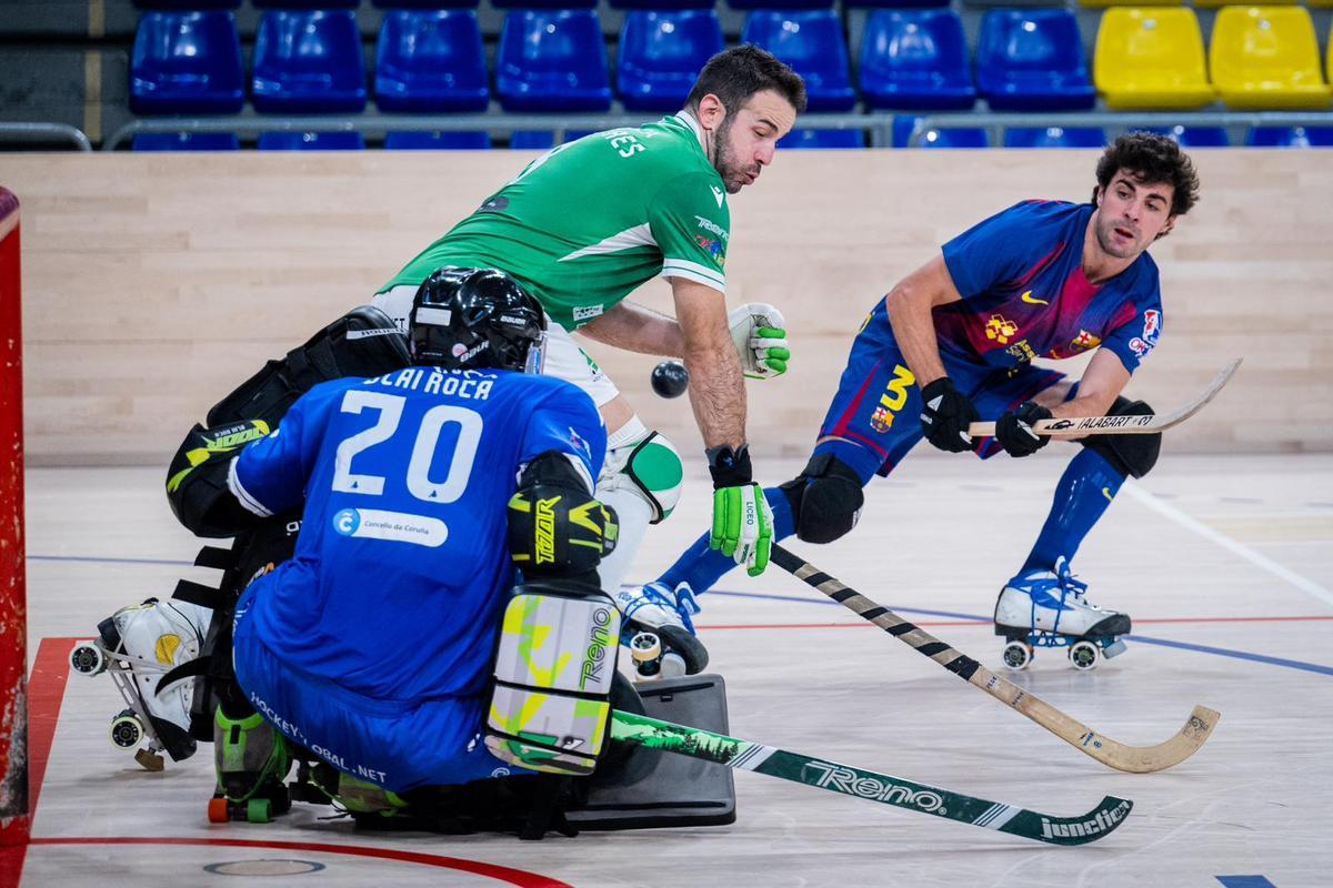 Dava Torres y Blai Roca tratan de detener un disparo de Ignacio Alabart en el Barça-Liceo del Palau