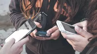 El Govern proposa prohibir el mòbil a primària i regular-lo a secundària